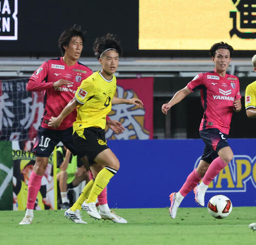 C大阪対ドルトムント　前半、パスを出すドルトムント山本天翔（撮影・西尾就之）