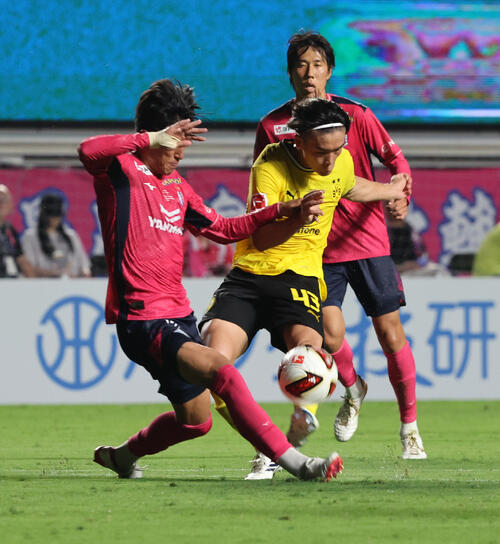 C大阪対ドルトムント　前半、シュートを放つドルトムント山本天翔（撮影・西尾就之）