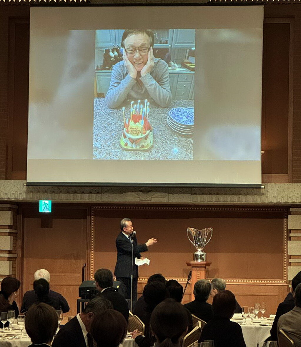 釜本邦茂さん一周忌で公開された闘病中のバースデー写真（家族提供）