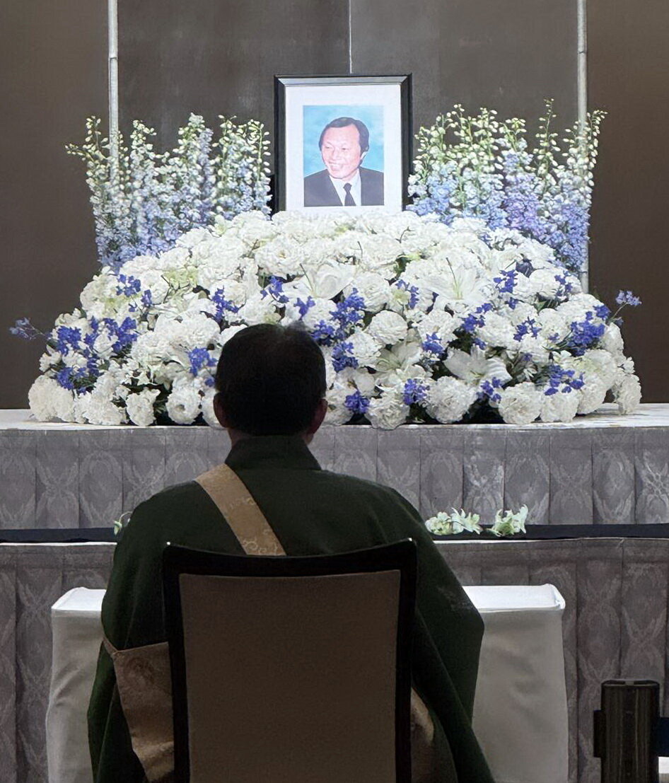 釜本邦茂さん一周忌法要の祭壇（家族提供）