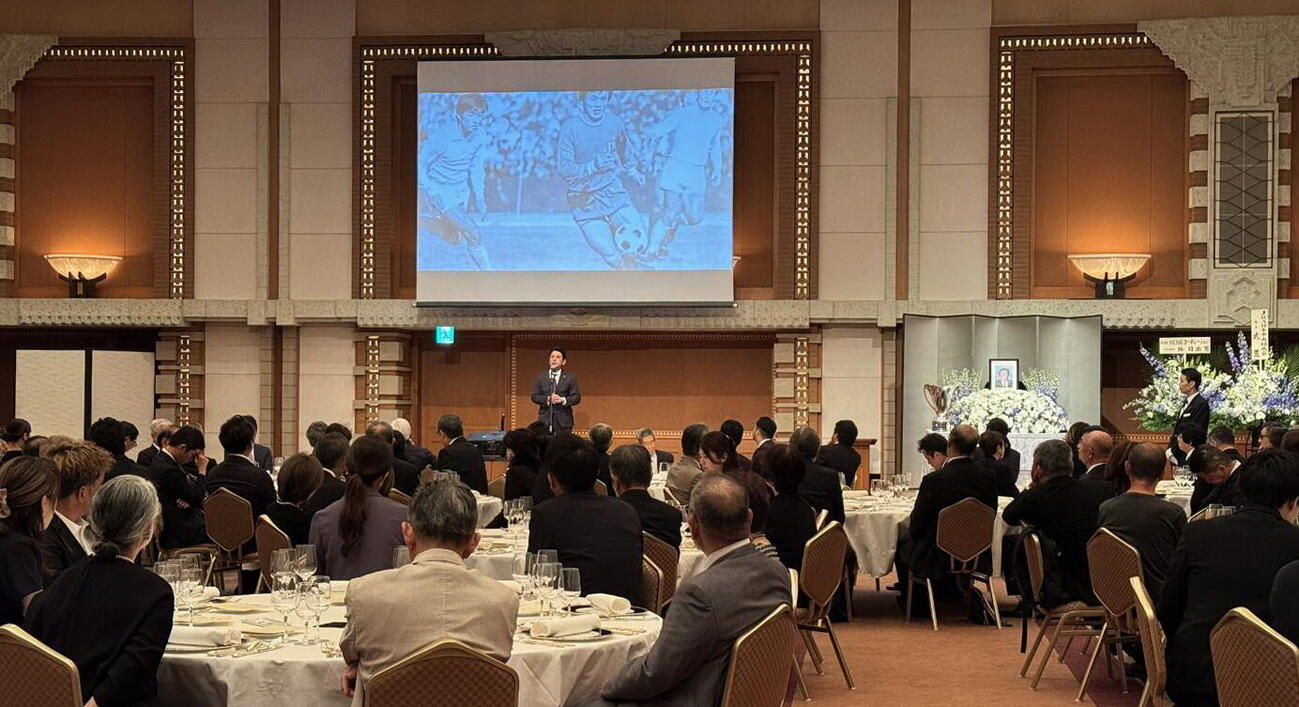 数多くの写真が披露された釜本邦茂さん一周忌（家族提供）