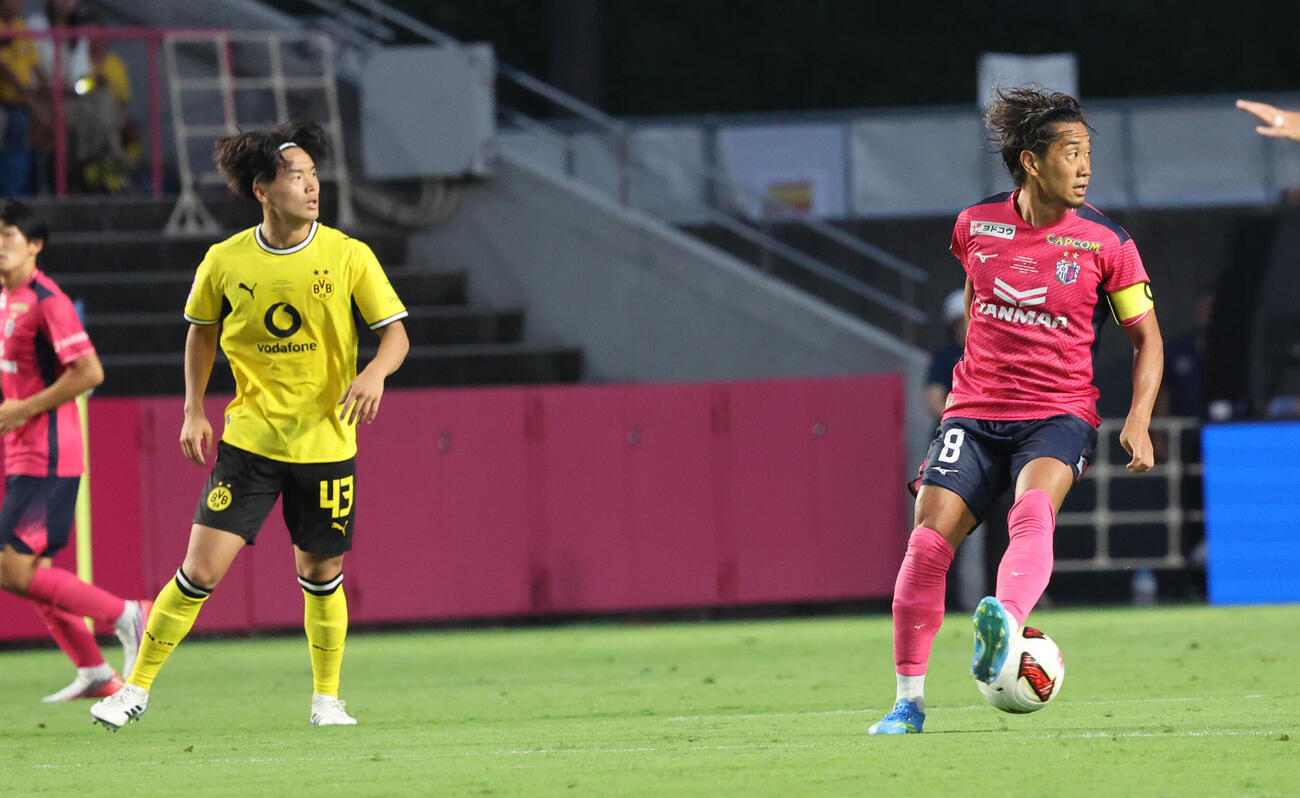 C大阪対ドルトムント　前半、パスコースを探すC大阪香川真司。左はドルトムント山本天翔（撮影・西尾就之）