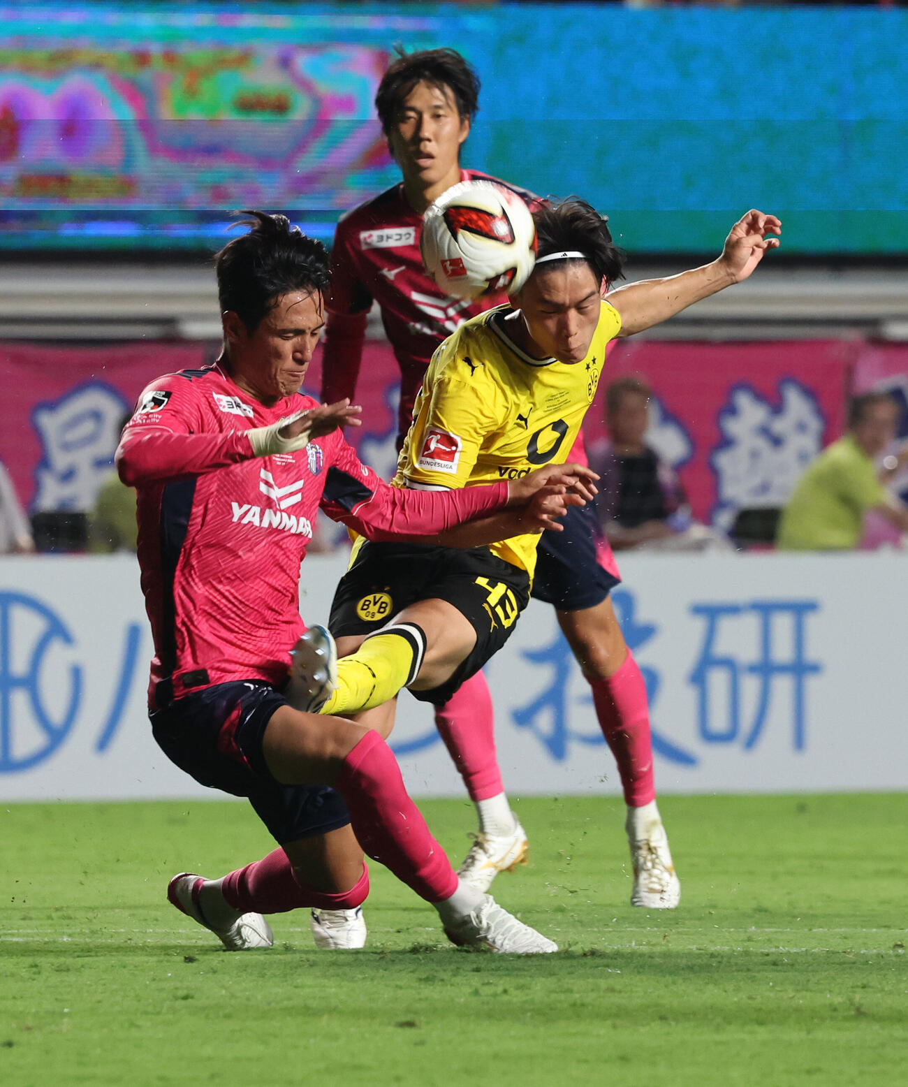 C大阪対ドルトムント　前半、シュートを放つドルトムント山本天翔（撮影・西尾就之）