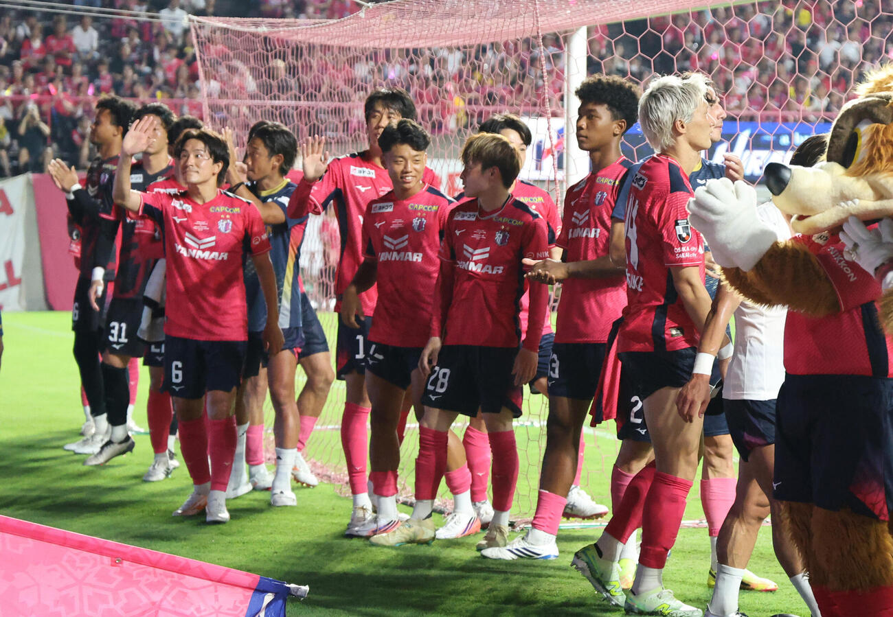 C大阪対ドルトムント　試合に勝利し、サポーターにあいさつするC大阪イレブン（撮影・西尾就之）