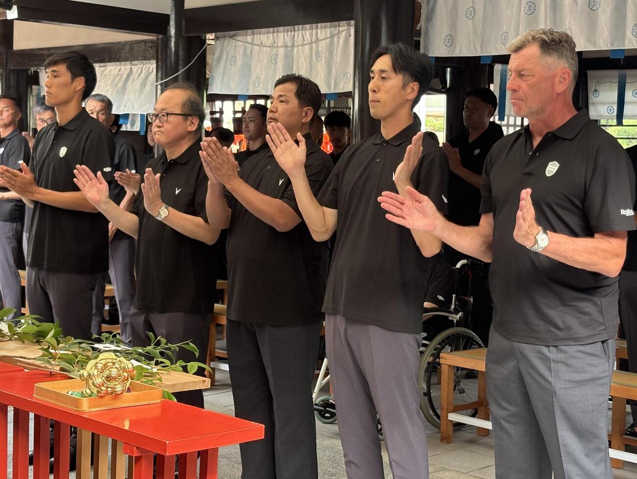 必勝祈願に参加した神戸の、左から山川、三木谷副会長、永井SD、千布社長、スキッベ監督