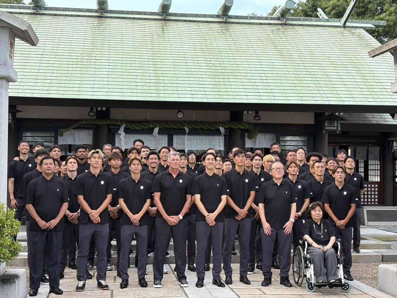 必勝祈願に参加した神戸の選手とスタッフ