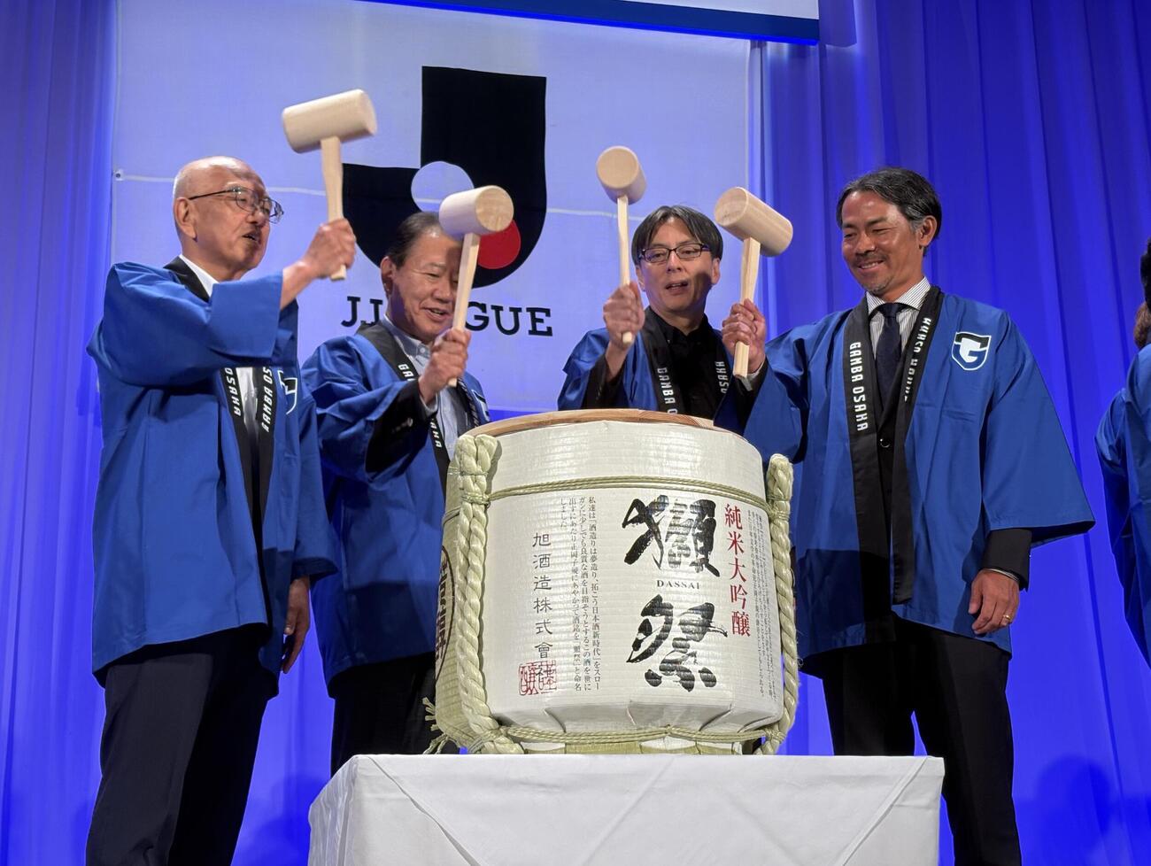 オフィシャルパーティーで鏡開きするG大阪の明神監督（右）