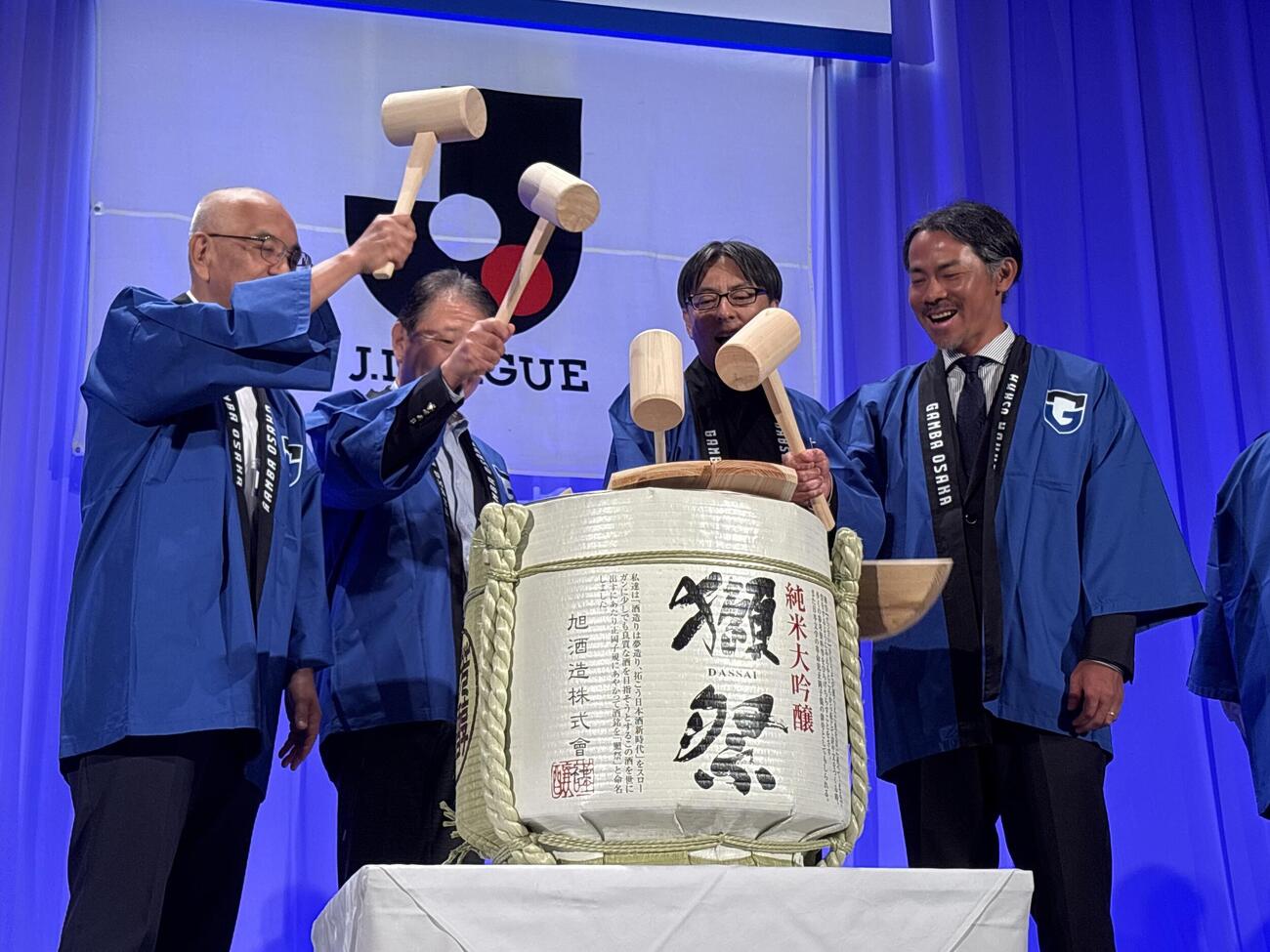 オフィシャルパーティーで鏡開きするG大阪の明神監督（右）
