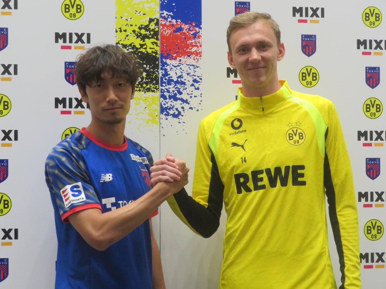 親善試合を行うFC東京DF室屋成（左）とドルトムントMFマクシミリアン・バイアー