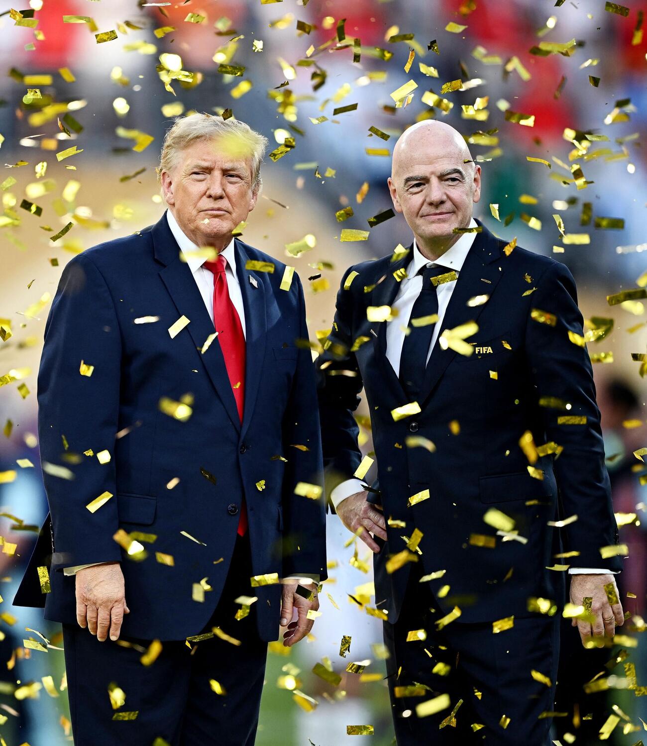 W杯決勝戦の表彰式の登場したFIFAインファンティノ会長、左は米国トランプ大統領（ロイター）