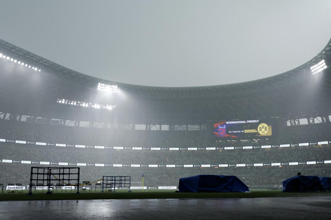 東京対ドルトムント　試合前、大雨がピッチに降る（撮影・山本朝陽）