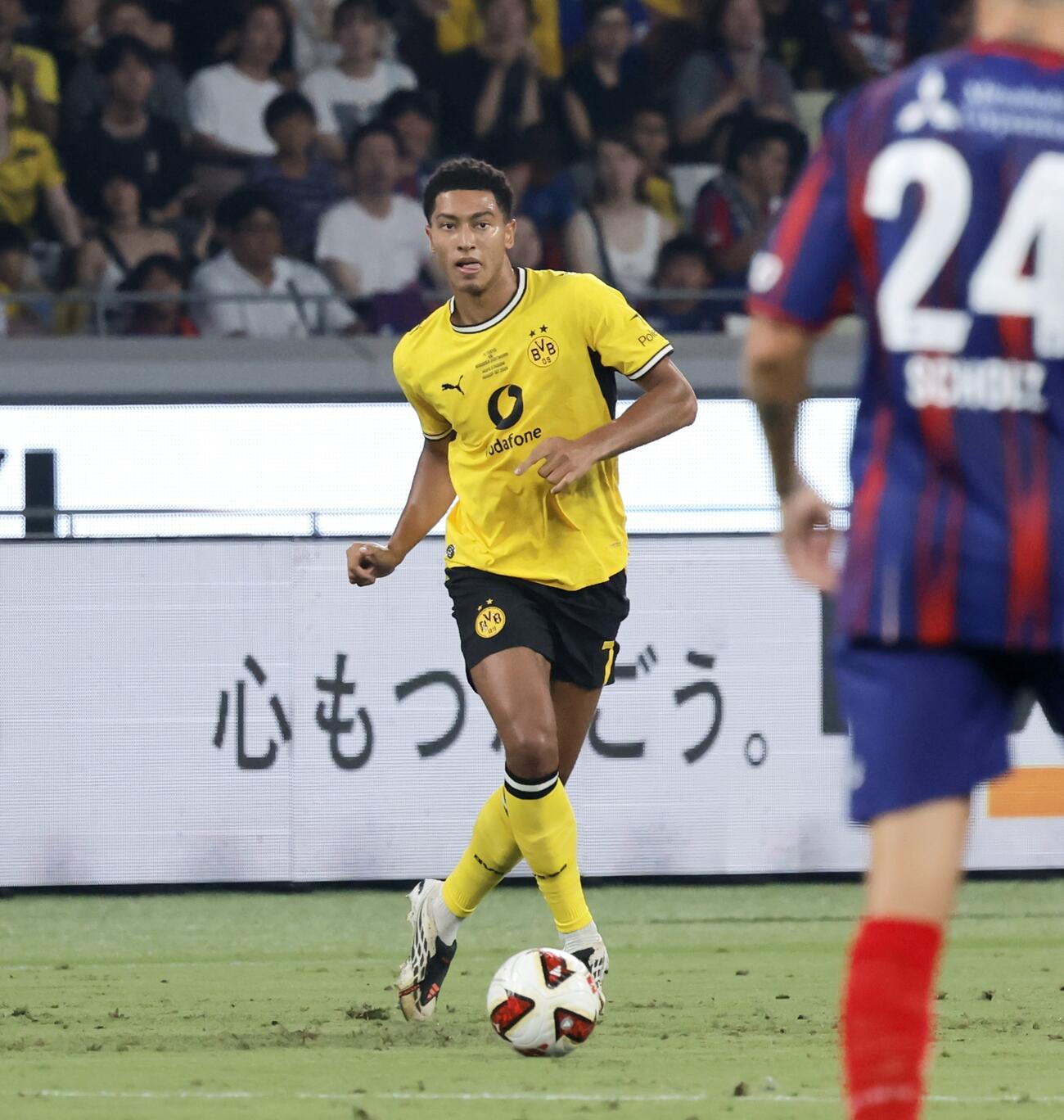 東京対ドルトムント　前半、パスを出すドルトムントジョーブ・ベリンガム（撮影・山本朝陽）