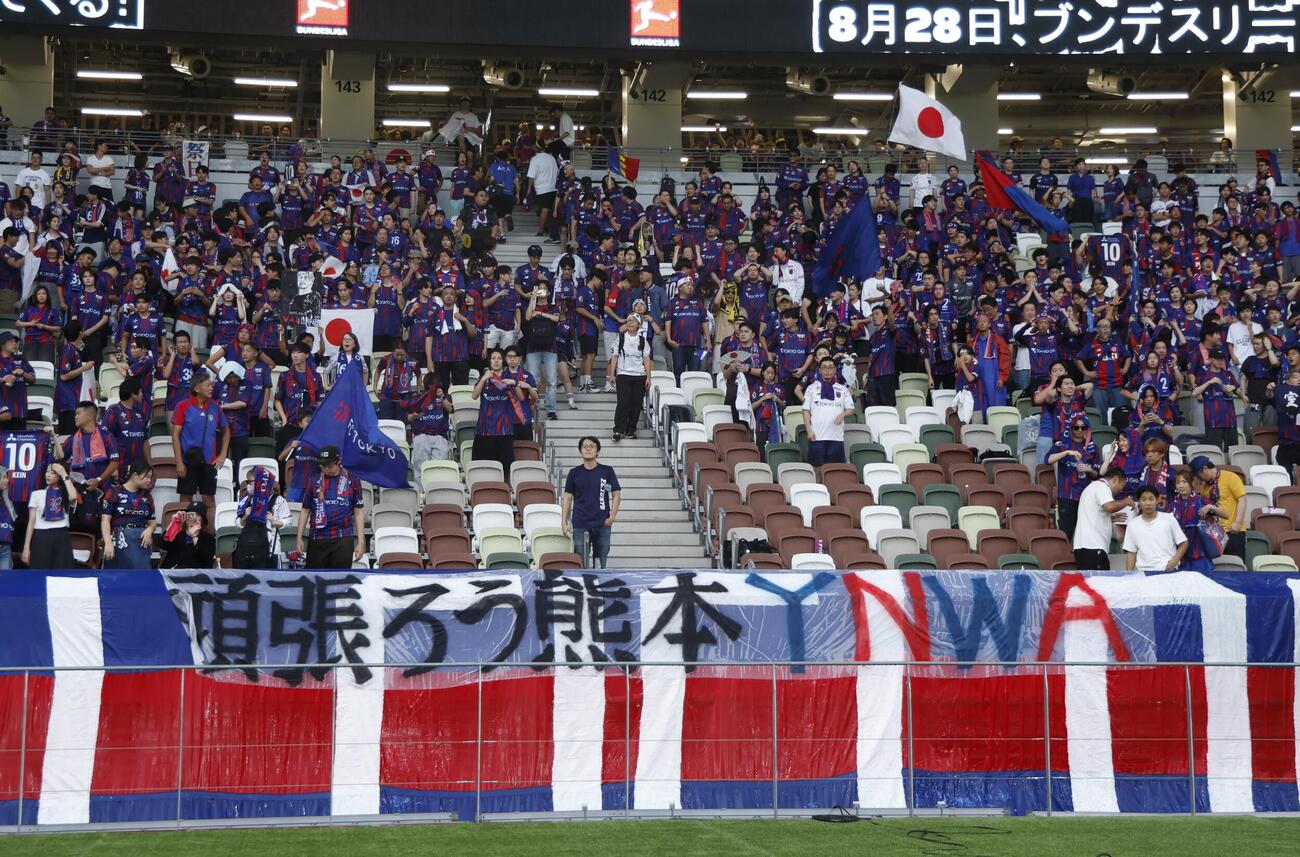 東京対ドルトムント　東京サポーターが掲げた熊本へのメッセージ（撮影・山本朝陽）