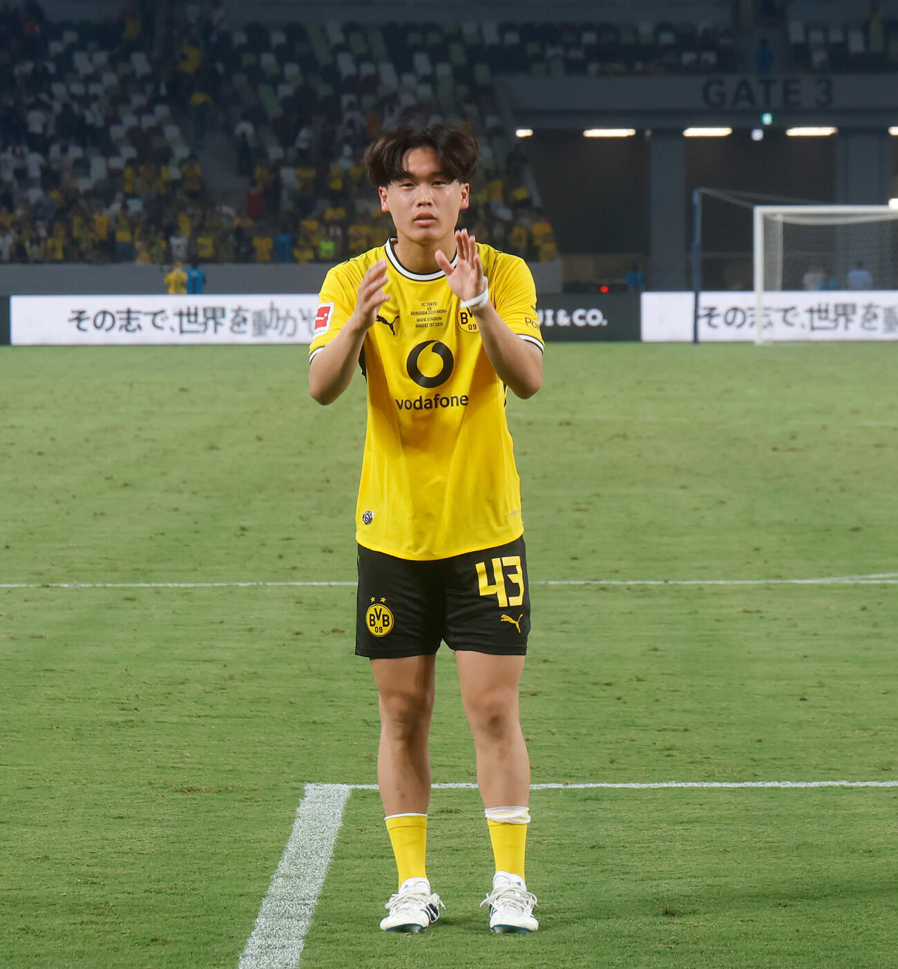 東京対ドルトムント　東京サポーターにあいさつをするドルトムント山本天翔（撮影・山本朝陽）