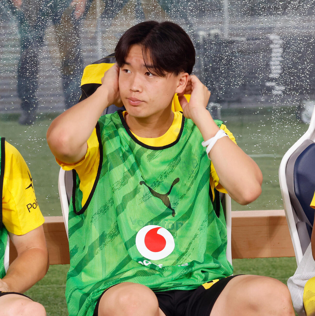 東京対ドルトムント　試合前、ベンチに座るドルトムント山本天翔（撮影・山本朝陽）