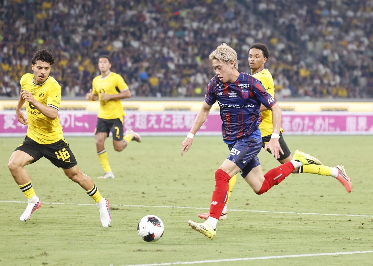 東京対ドルトムント　後半、ドリブルで仕掛ける東京俵積田晃太（撮影・山本朝陽）