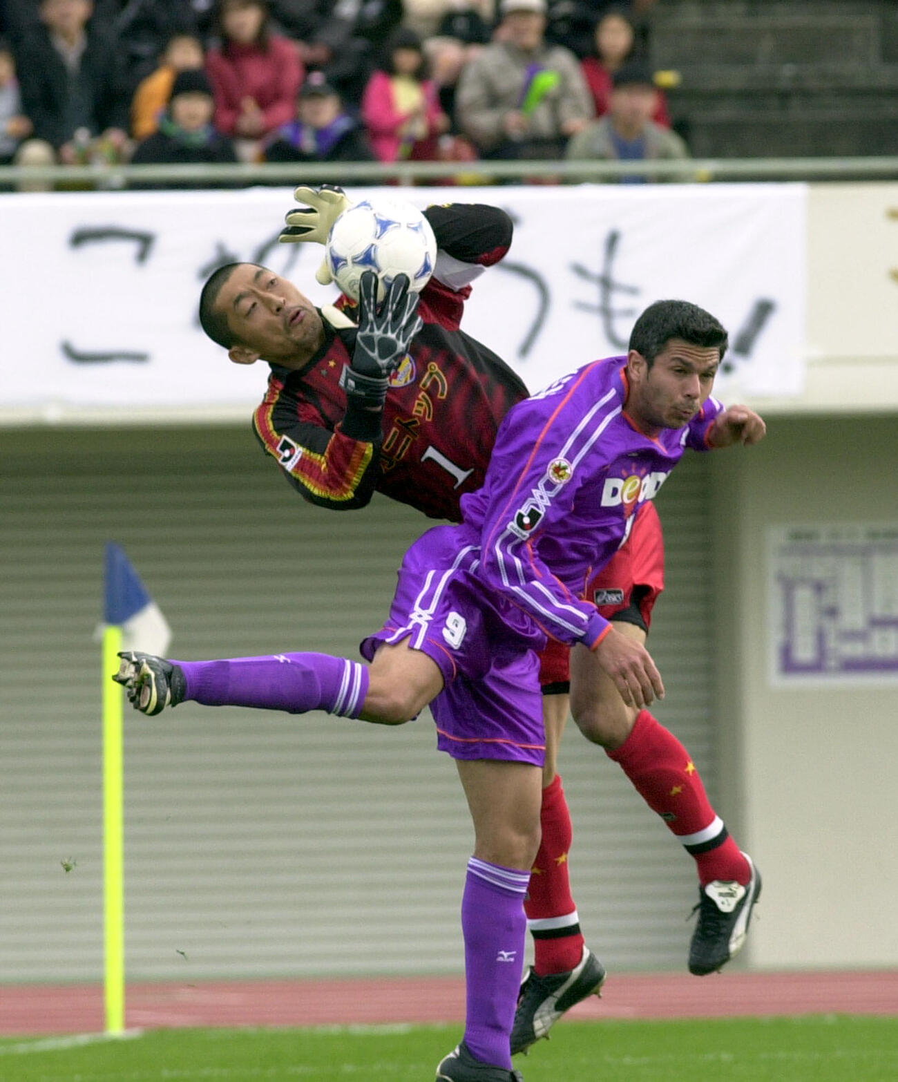 天皇杯3回戦　広島対仙台　センタリングされたボールに合わせた広島コリカ（右）と競り合いボールをキープした仙台GK高橋範夫（2001年12月撮影）