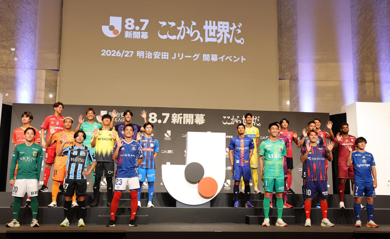 Jリーグ開幕イベントで記念撮影する、前列左から東京V森田晃樹、川崎F伊藤達哉、横浜宮市亮、鹿島早川友基、東京佐藤恵允、町田相馬勇紀、中列左から名古屋藤井陽也、清水住吉ジェラニレショーン、柏古賀太陽、水戸渡辺新太、長崎山口蛍、京都ラファエル・エリアス、福岡上島拓巳、神戸アンデルソン・ロペス、後列左からG大阪荒木琉偉、浦和西川周作、広島中野就斗、千葉鈴木大輔、C大阪横山夢樹、岡山木村太哉（撮影・浅見桂子）
