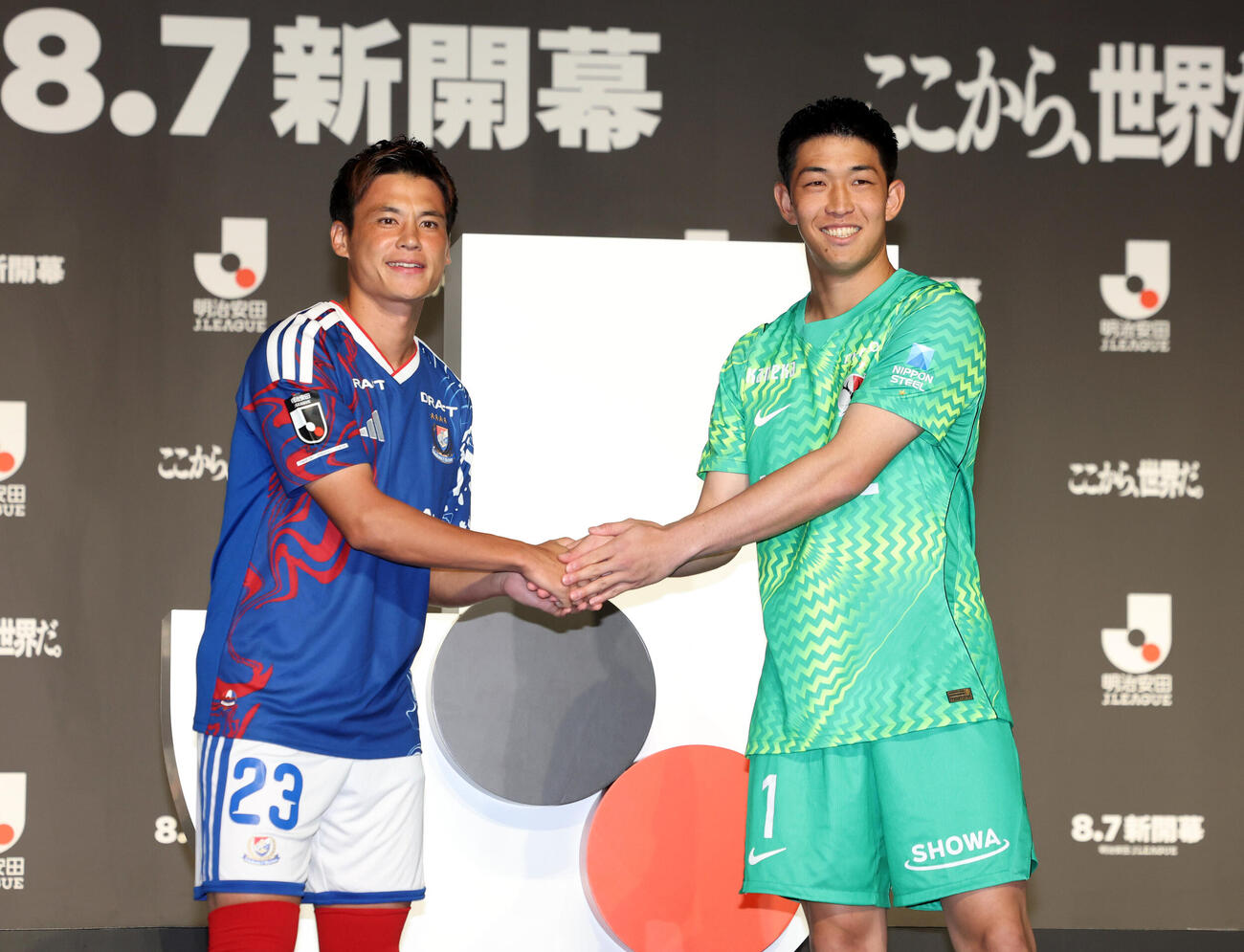 開幕で対戦する横浜宮市亮（左）と鹿島早川友基は握手（撮影・浅見桂子）