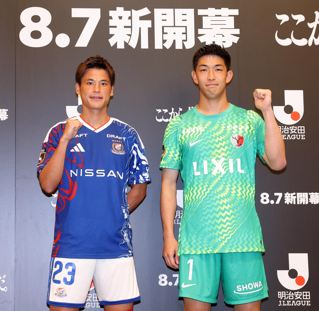 開幕で対戦する横浜宮市亮（左）と鹿島早川友基は笑顔でガッツポーズ（撮影・浅見桂子）