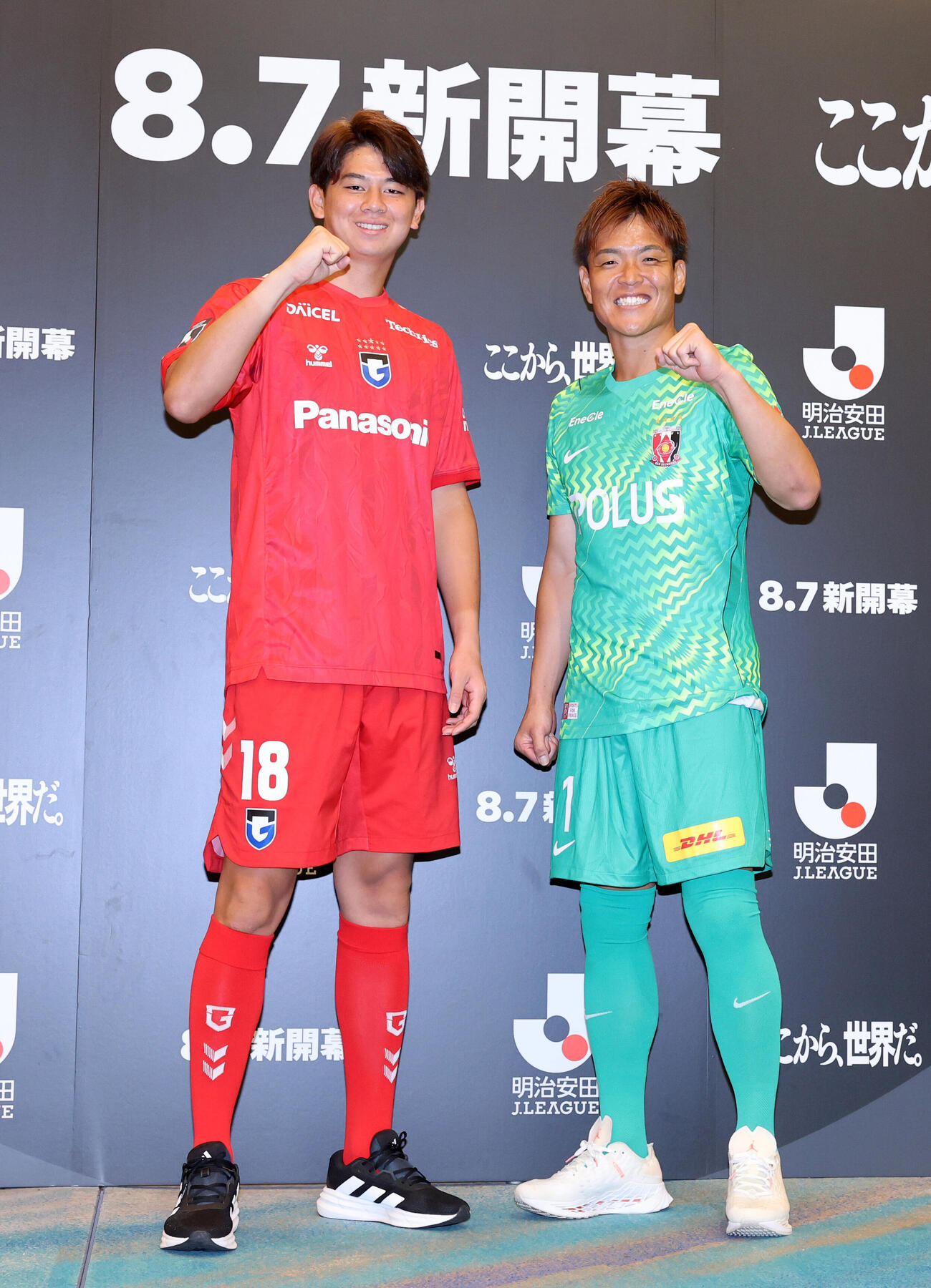 開幕で対戦するG大阪荒木琉偉（左）と浦和西川周作は笑顔でガッツポーズ（撮影・浅見桂子）