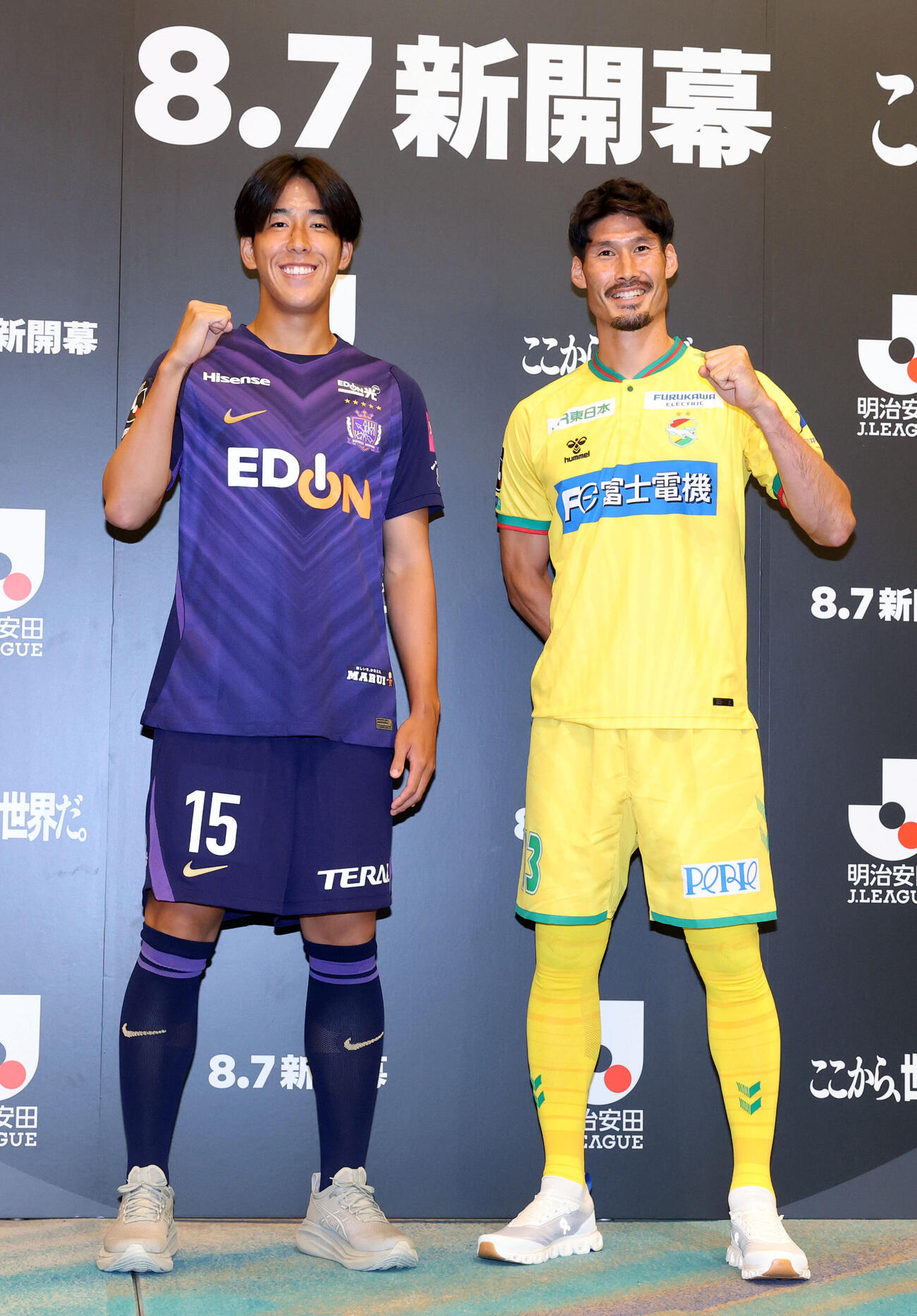 開幕で対戦する広島中野就斗（左）と千葉鈴木大輔は笑顔でガッツポーズ（撮影・浅見桂子）