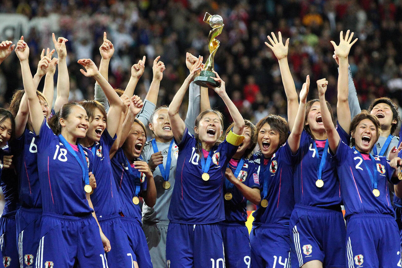 女子W杯ドイツ大会で優勝し、トロフィーを掲げて喜ぶ澤穂希（中央）ら選手たち（11年7月）
