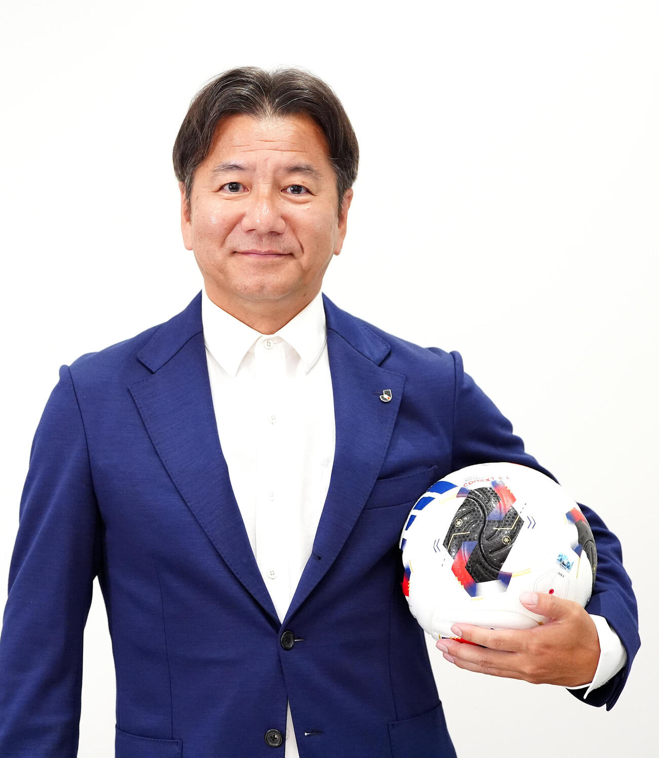 Jリーグ公式球「コネクト26」を手にするJリーグ野々村芳和チェアマン（撮影・江口和貴）