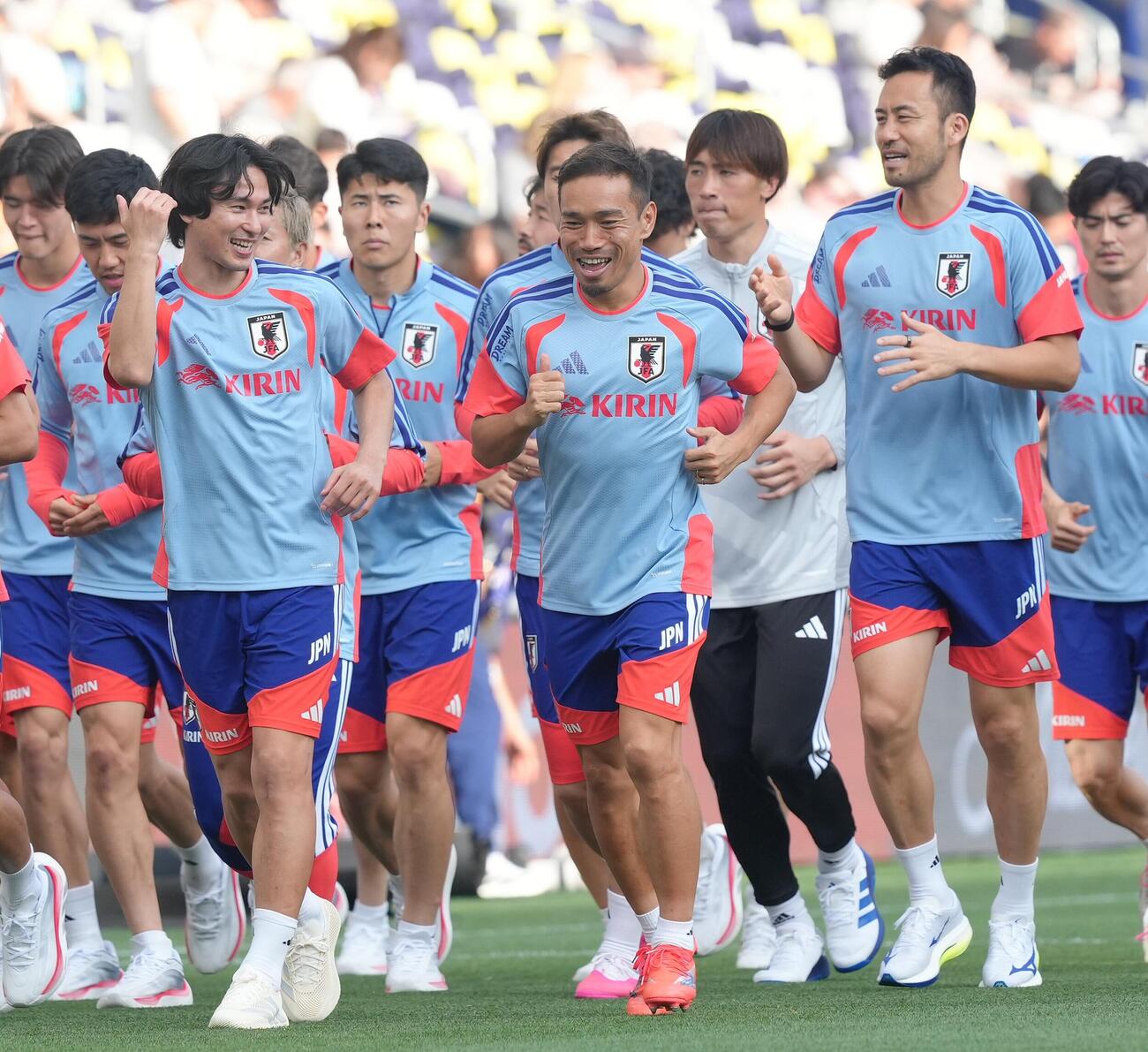リラックスした様子でランニングをする、左から南野拓実、長友佑都、吉田麻也（撮影・足立雅史）＝2026年6月8日（現地時間）、サッカー日本代表W杯北中米大会事前合宿　