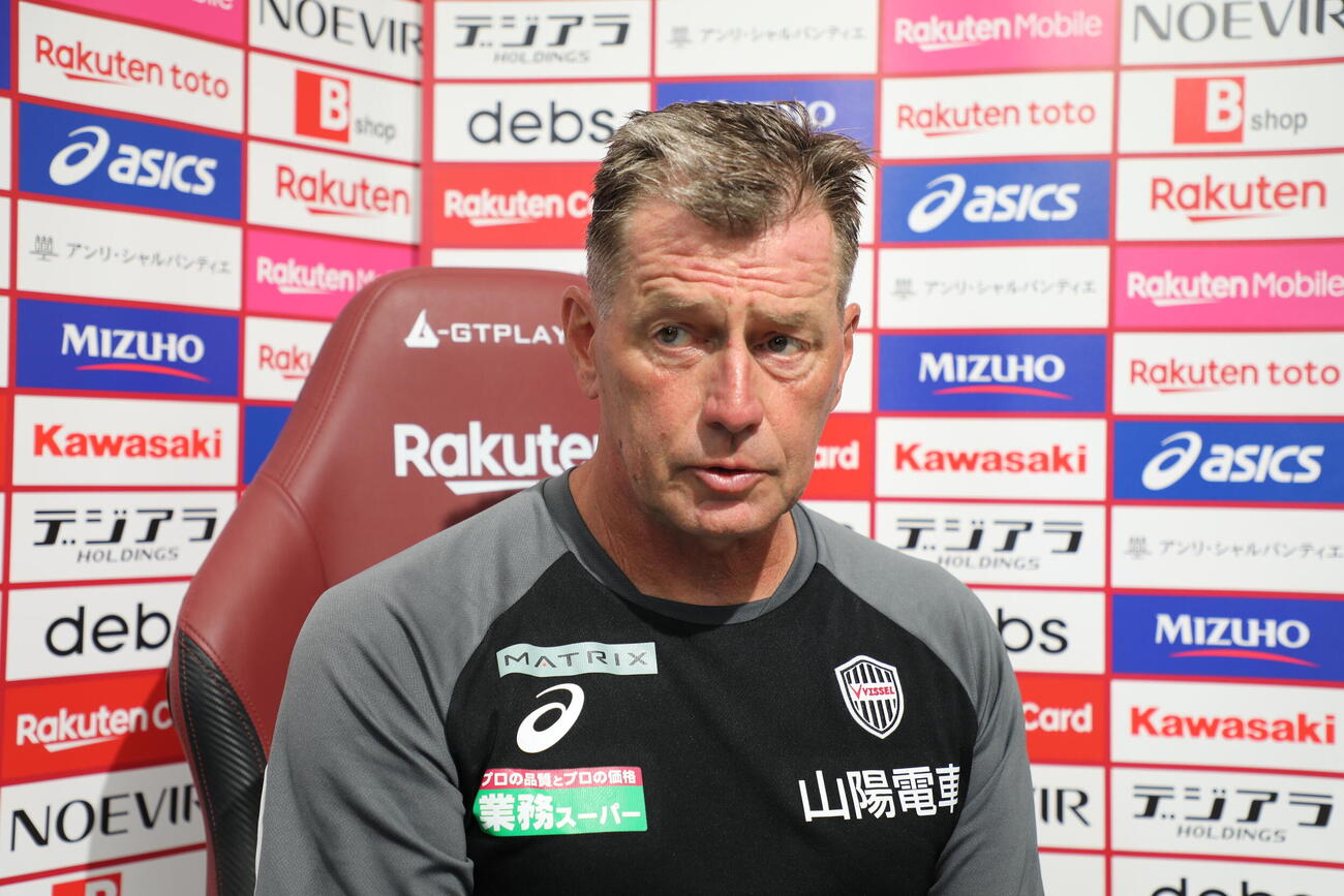 福岡戦に向けた前日取材に応じる神戸のスキッベ監督（C）VISSEL KOBE
