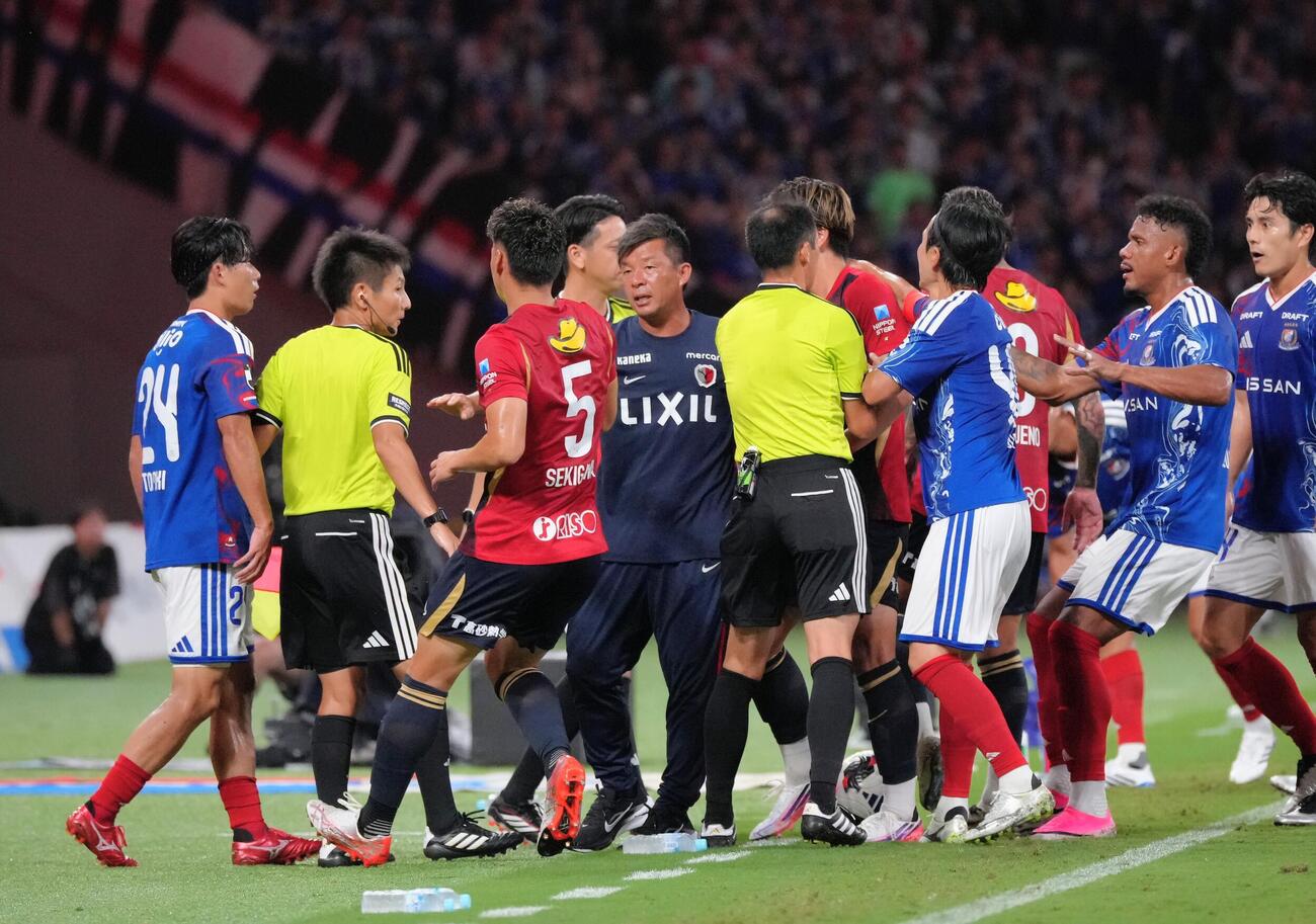 横浜対鹿島　前半、選手の小競り合いを制止する鹿島鬼木達監督（中央）（撮影・足立雅史）