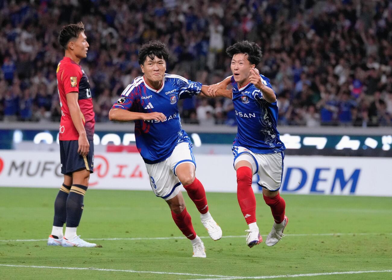 横浜対鹿島　前半、先制ゴールを決めた横浜三井寺眞（右）（撮影・足立雅史）