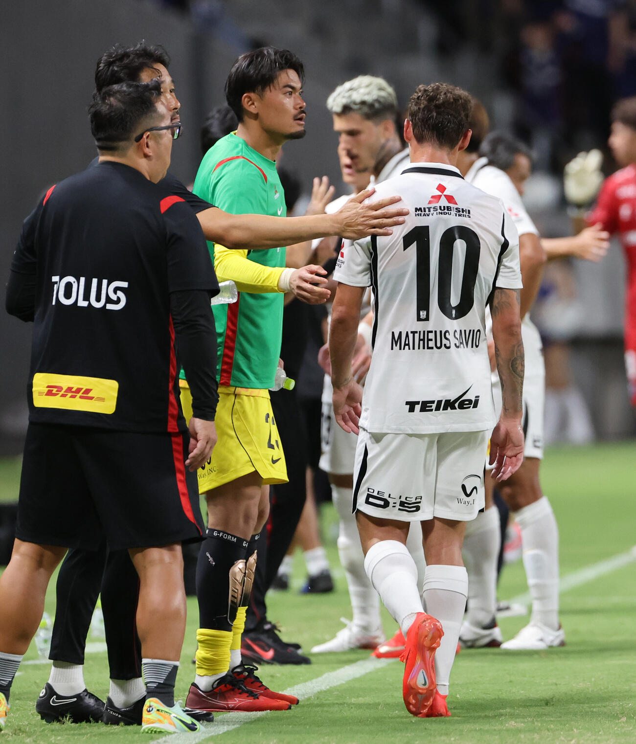 G大阪対浦和　前半、浦和マテウス・サヴィオは2枚目のイエローカードを受け退場となりぼう然（撮影・西尾就之）