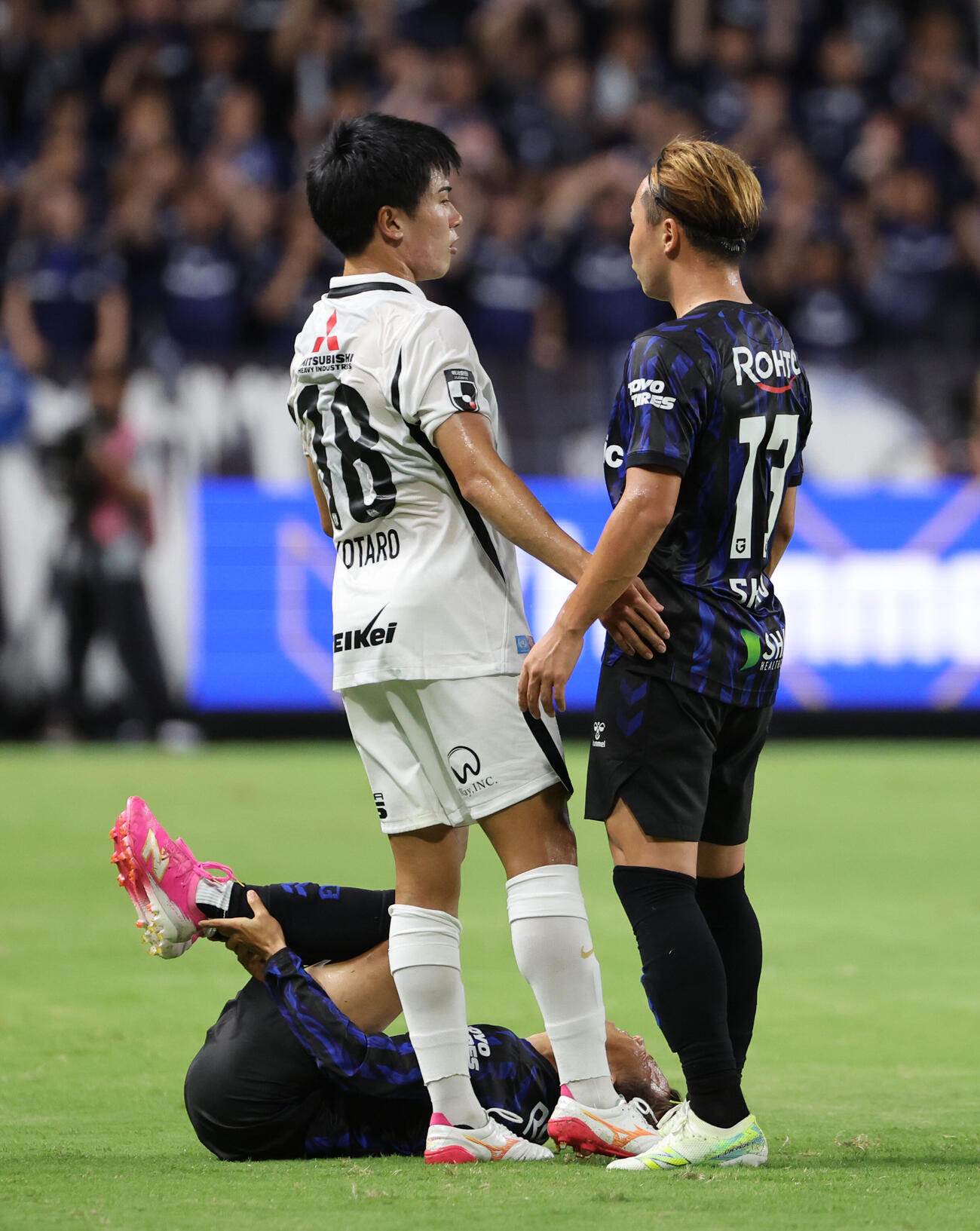 G大阪対浦和　前半、ファウルを巡って浦和林幸多郎（左）とG大阪山下諒也が小競り合いとなる（撮影・西尾就之）