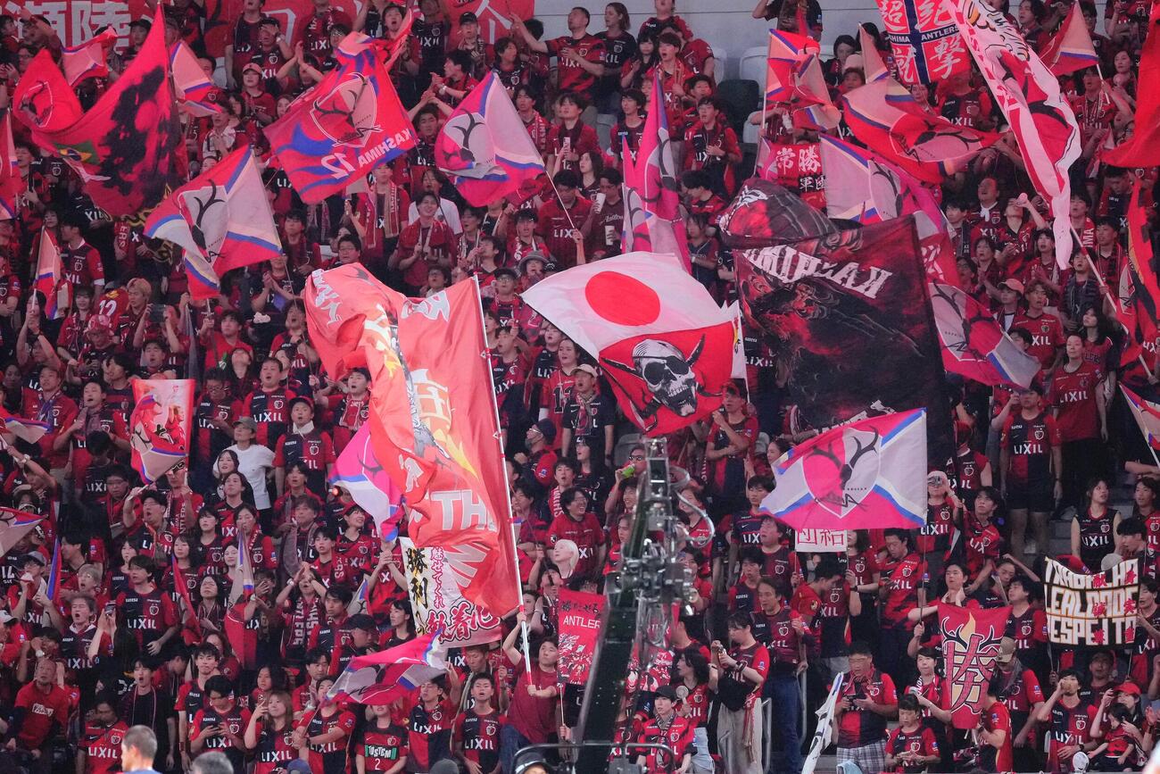 横浜対鹿島　試合前、声援を送る鹿島サポーター（撮影・足立雅史）