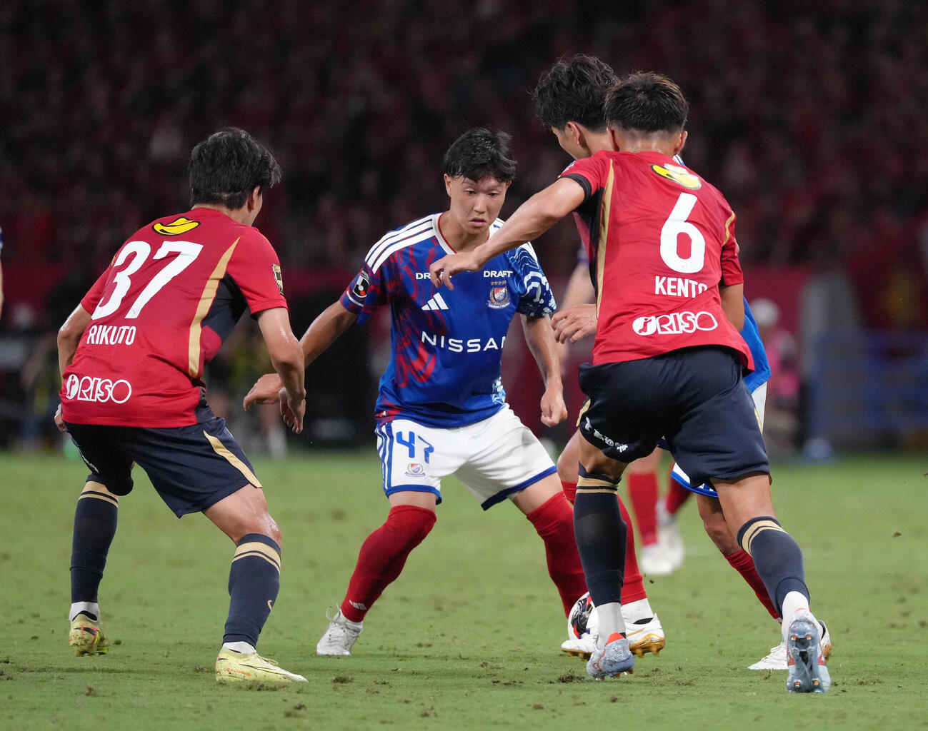 横浜対鹿島　後半、競り合う横浜三井寺真（中央）（撮影・足立雅史）