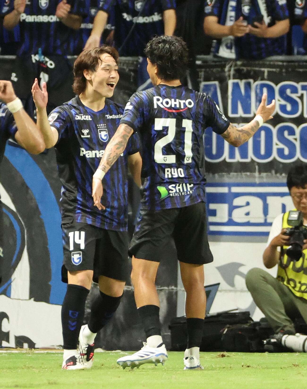 G大阪対浦和　後半、決勝ゴールを決めたG大阪植中朝日は初瀬亮とハイタッチ（撮影・西尾就之）