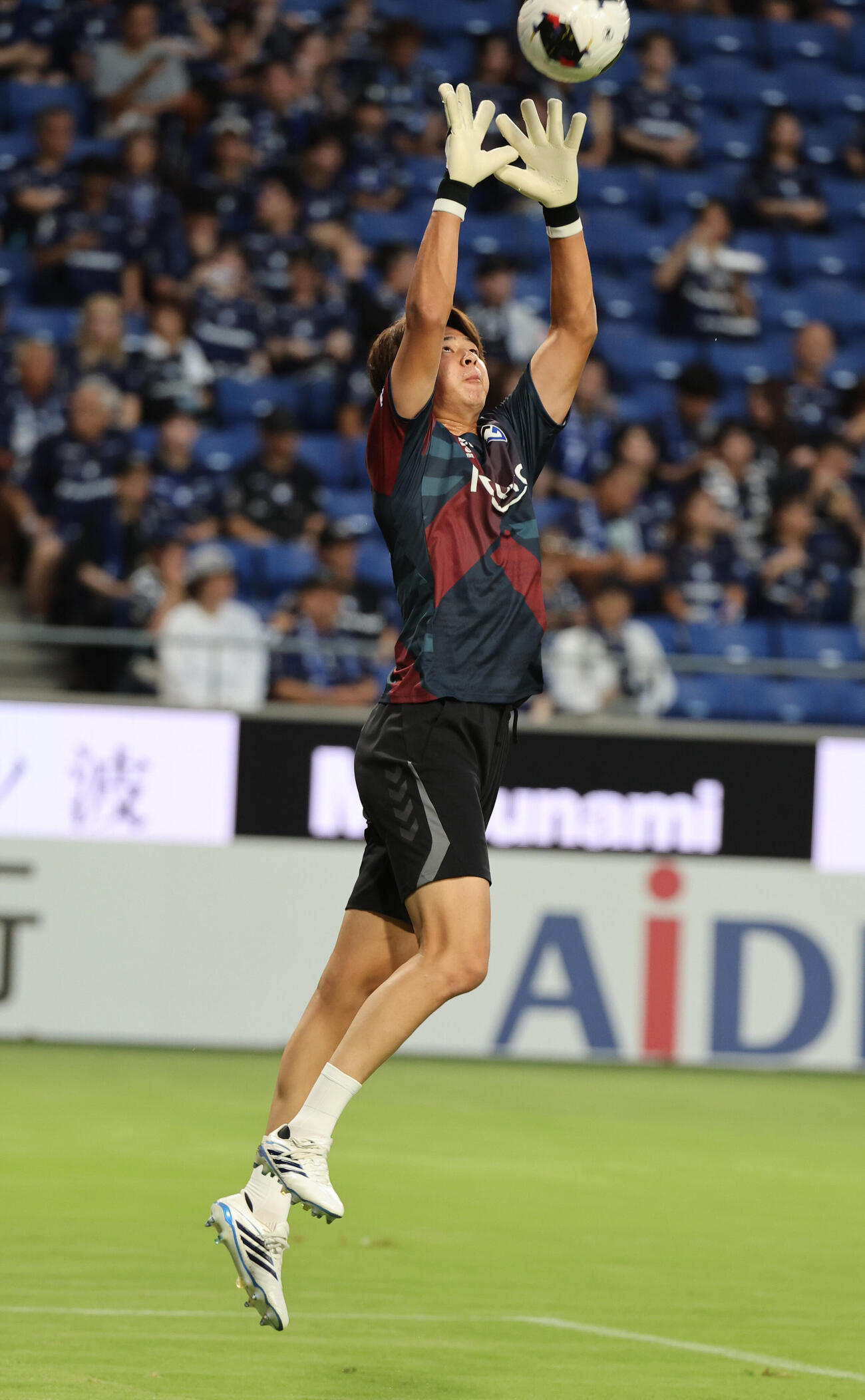 G大阪対浦和　試合前にアップするG大阪GK荒木琉偉（撮影・西尾就之）