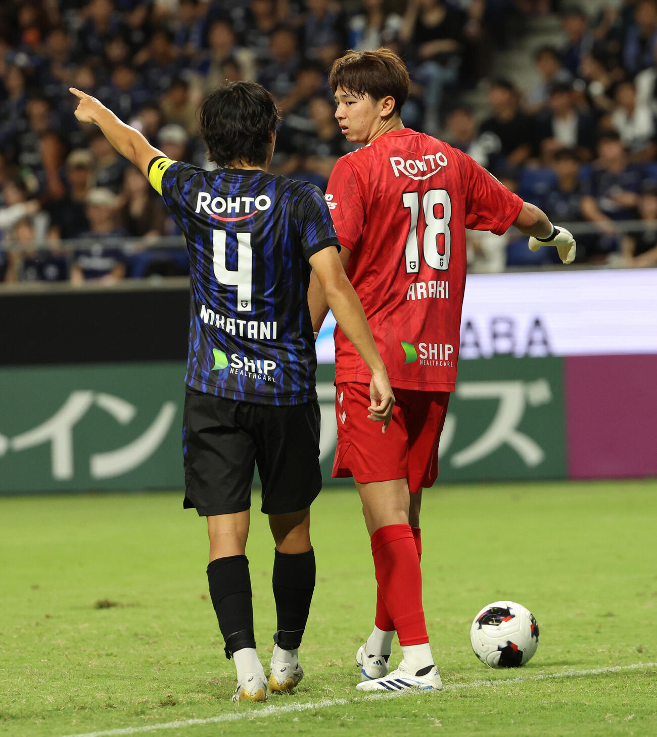 G大阪対浦和　後半、G大阪荒木琉偉は中谷進之介と話し合う（撮影・西尾就之）