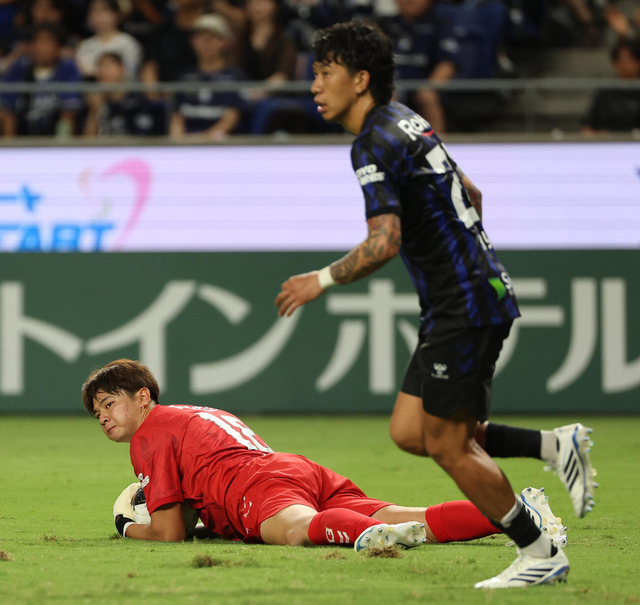 G大阪対浦和　後半、ボールをキャッチしたG大阪荒木琉偉（撮影・西尾就之）