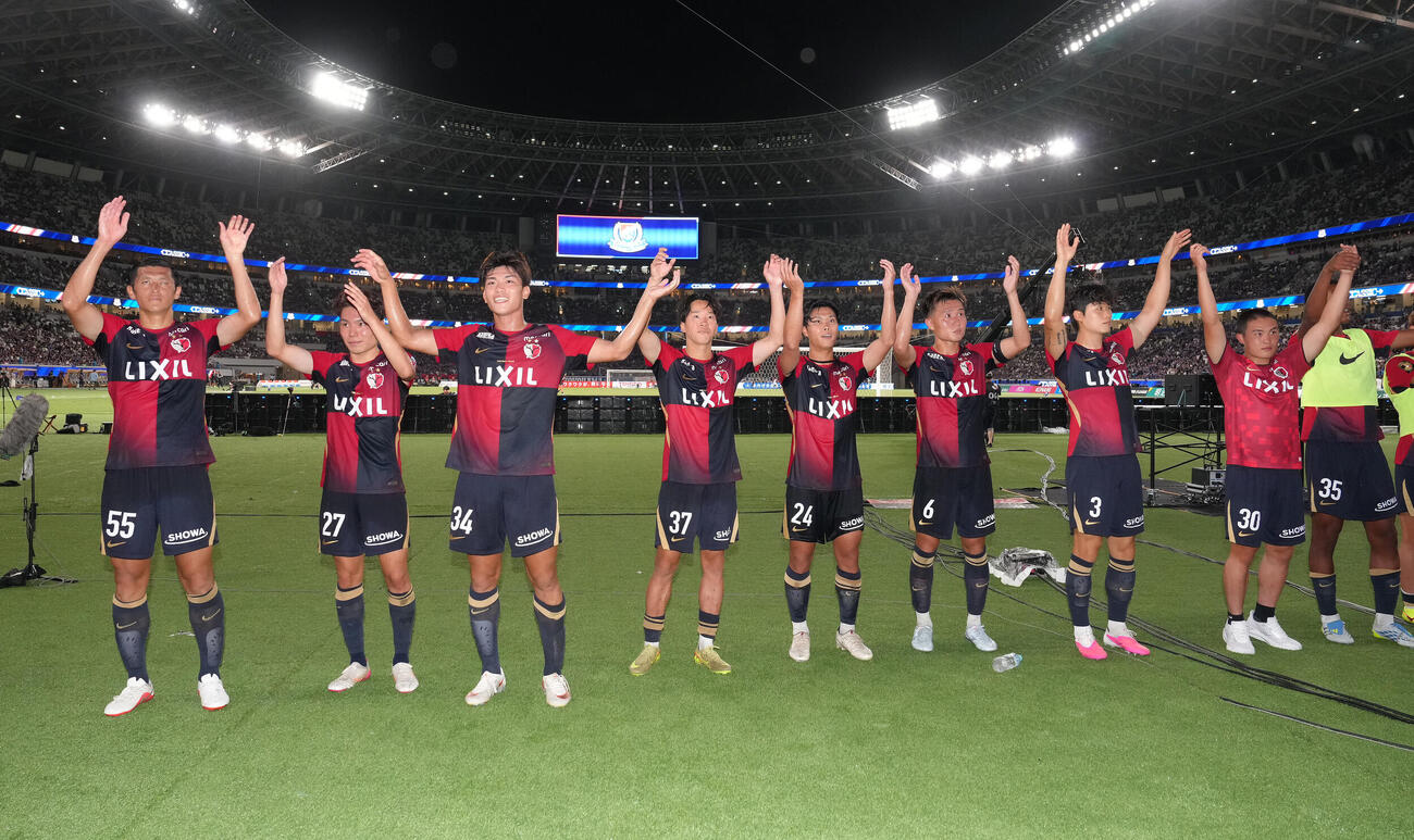 横浜対鹿島　勝利し、サポーターの声援に応える鹿島の選手たち（撮影・足立雅史）