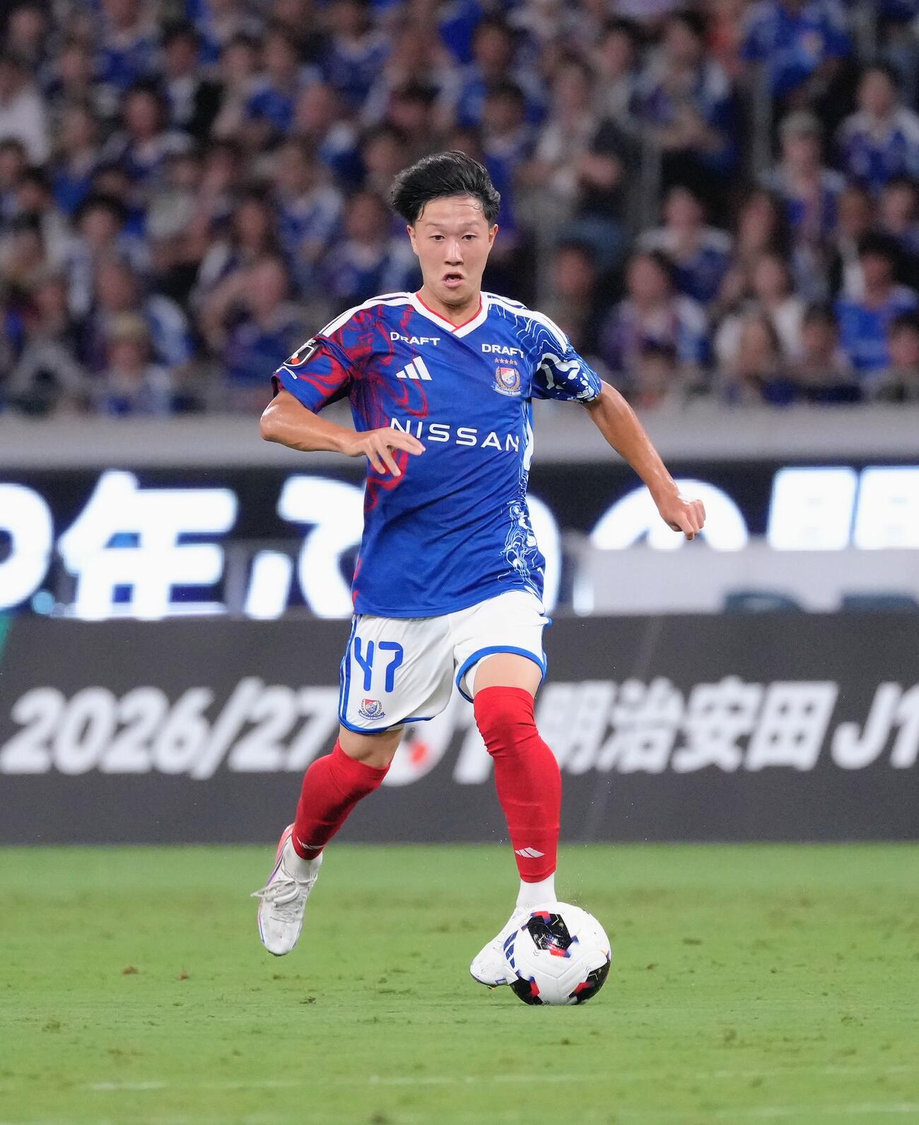 横浜対鹿島　前半、攻め込む横浜三井寺真（右）（撮影・足立雅史）