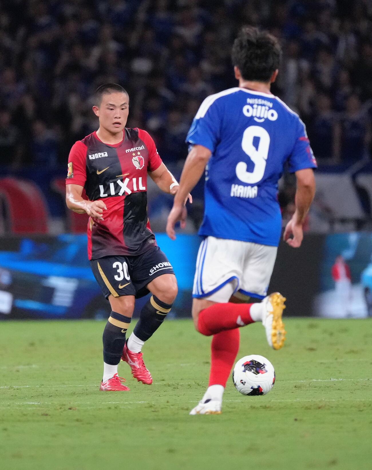 横浜対鹿島　前半、ドリブルする鹿島吉田湊海（撮影・足立雅史）