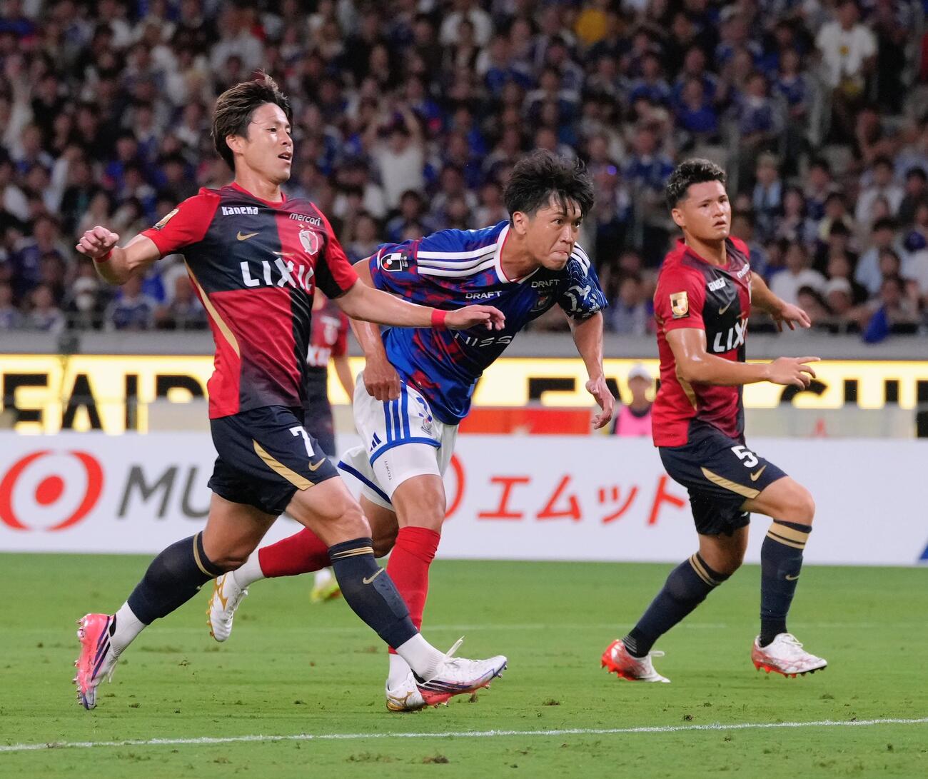 横浜対鹿島　前半、ヘディングでゴールを決めた横浜谷村海那（中央）（撮影・足立雅史）
