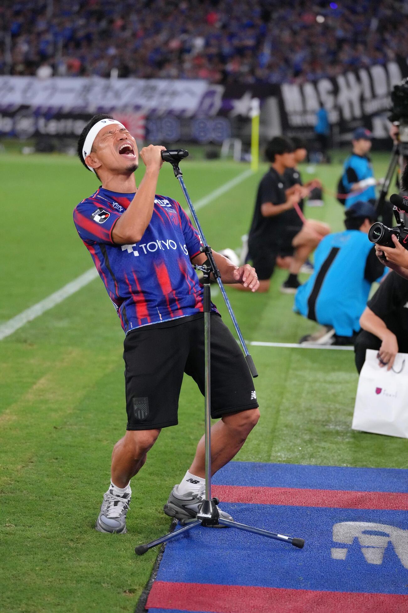 東京対町田　試合前、あいさつし、サポーターを盛り上げる長友佑都（撮影・足立雅史）