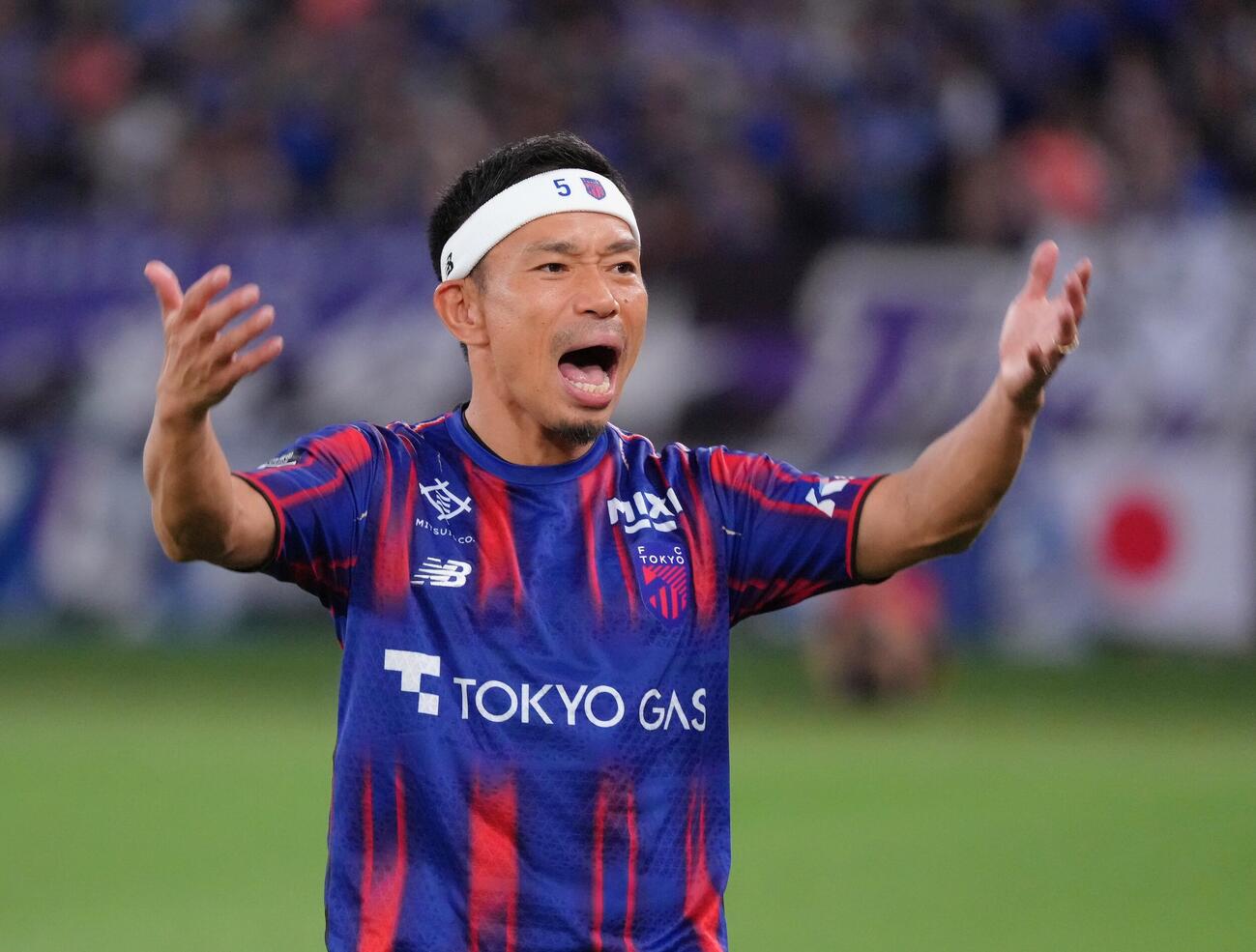 東京対町田　試合前、あいさつし、サポーターを盛り上げる長友佑都（撮影・足立雅史）