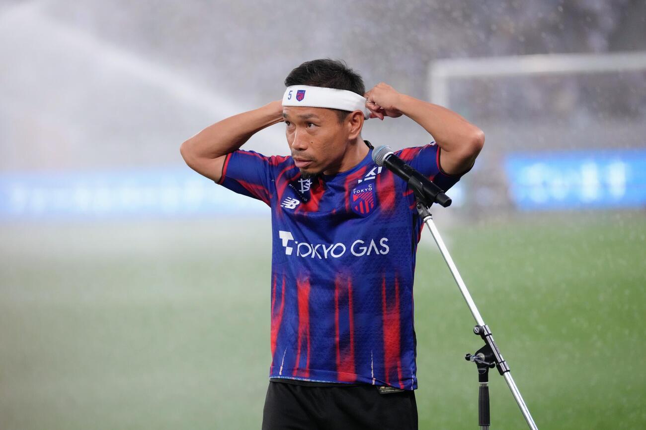 東京対町田　試合前、あいさつし、サポーターを盛り上げる長友佑都（撮影・足立雅史）