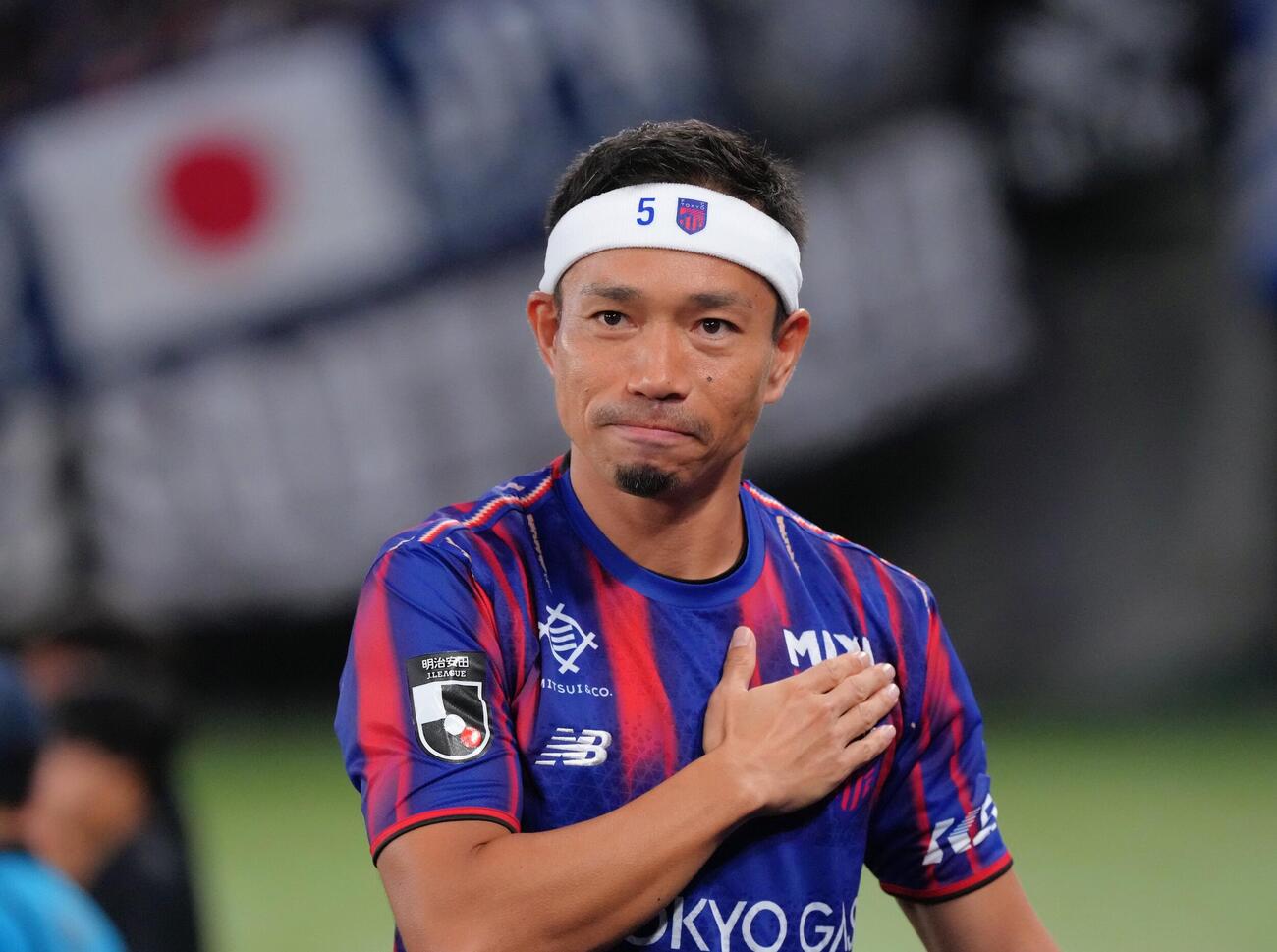 東京対町田　試合前、あいさつし、サポーターを盛り上げる長友佑都（撮影・足立雅史）