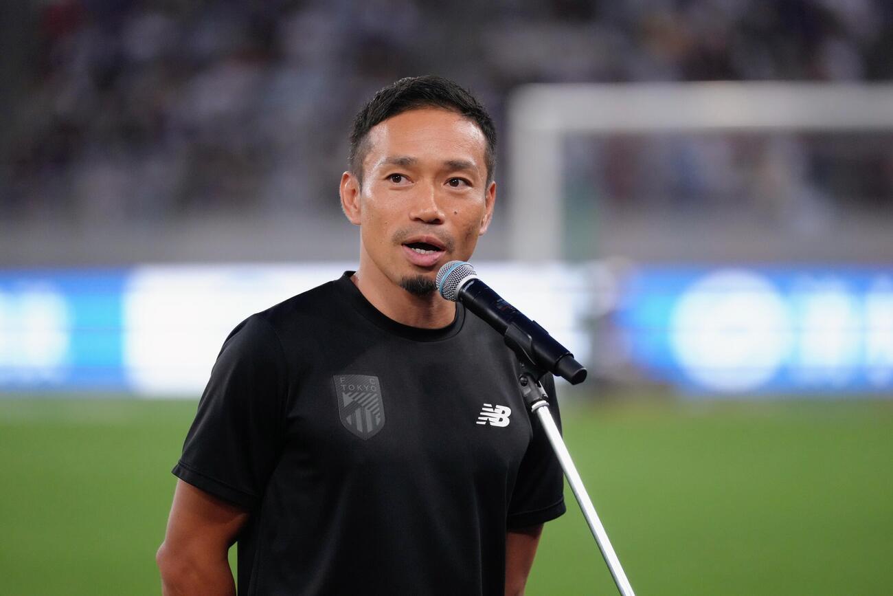 東京対町田　試合前、サポーターにあいさつする長友佑都（撮影・足立雅史）