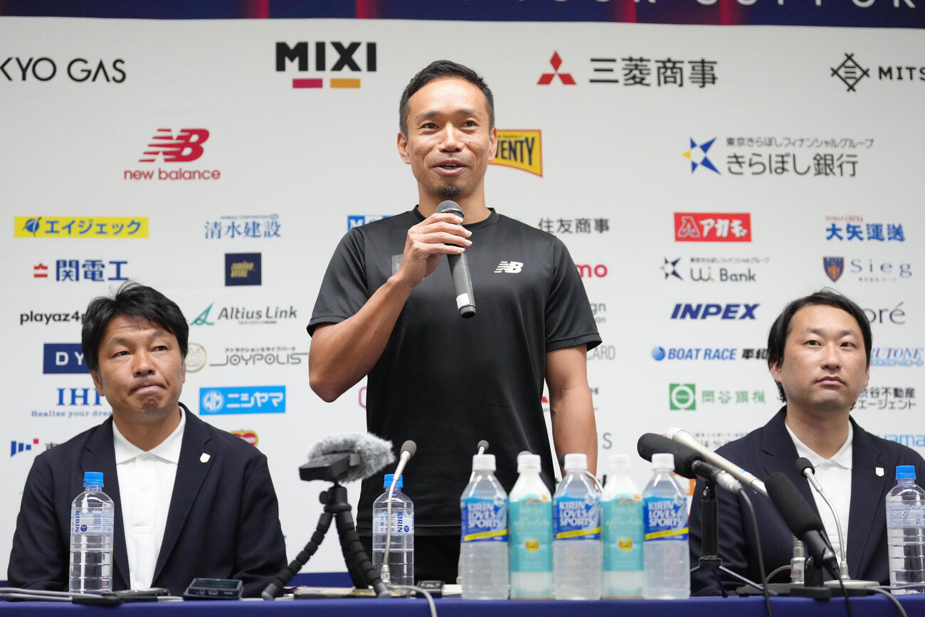 東京対町田　試合前、会見に臨む東京長友佑都（中央）（撮影・足立雅史）